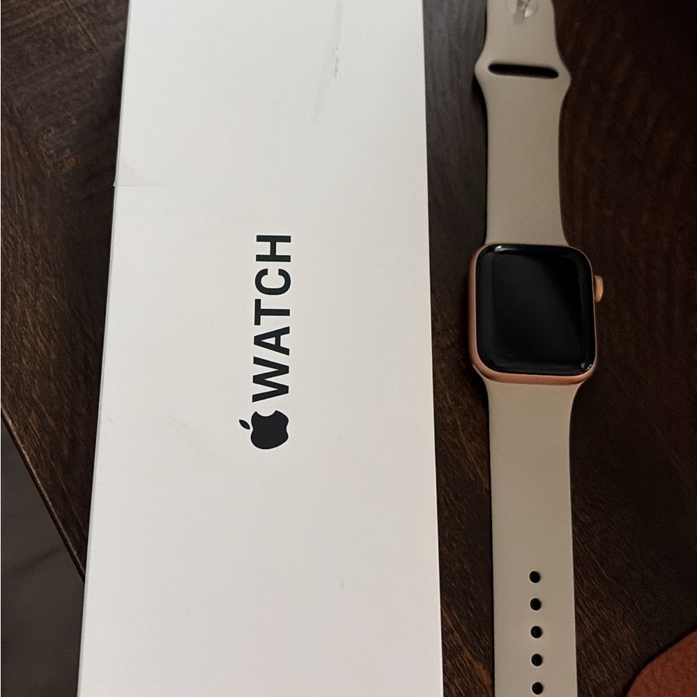 Apple Smartwatch SE with GPS Beige Band (with extra band new in box to replace)
